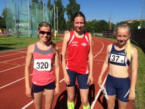Jenter 13-14 år ble nr to på 3x600m. Fra v: Kristin Fosnæs (14), Anastasia Schnell (13) og Kaja Skålevåg (14).