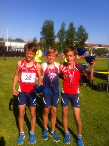 KM-gull og mesterskapsrekord for Askerlekene for dette laget. Fra v: Aleksander Holmboe (12), Brage Buseth Hammerstad (12) og Nikolai Holmboe (12).