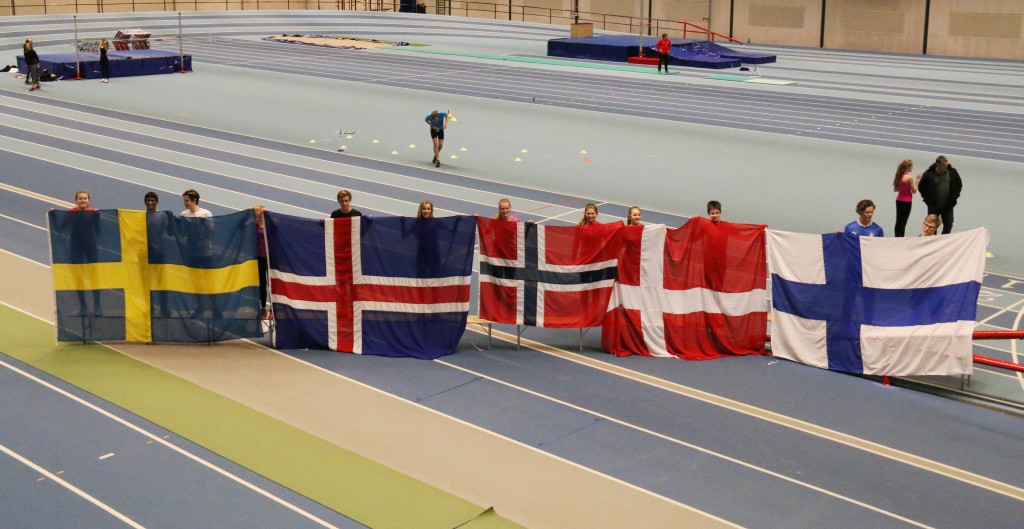 Tyrving-utøvere med de nordiske lands flagg. 