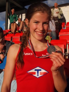 Kristin med sin første UM-medalje.